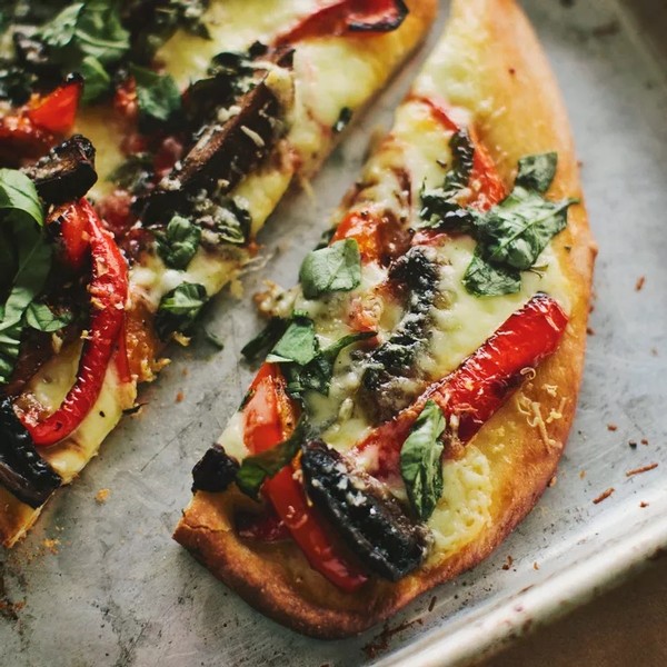 portobello_mushroom_and_red_pepper_pizza